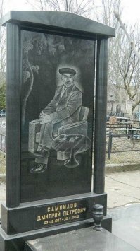 У чувака почему то 2 левых ноги на фото)