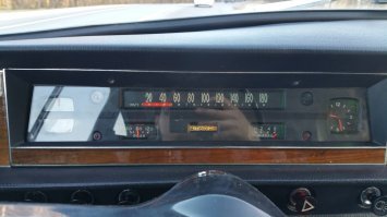 Хрен знает, какой год, жидкокристальный спидометр. Ну или как жидкокристальный. ;) (на самом деле, ленточный)
А следущая картинка - это советское зеркало производства завода "Светлана". С настоящими часами, будильниками...
Тот же завод "Светлана". Страна СССР. Девайс вставлялся в гнездо приемника легкового автомобиля. Показывал напряжение, обороты двигателя (далеко не на всех советских автомобилях был тахометр),  угол замкнутого состояния контактов (сейчас уже не все вспомнят, что это такое, и зачем это нужно знать). Правда, работал только на четырех цилиндровых двигателях с классической контактной системой зажигания. Впрочем, других двигателей в легковых автомобилях, производимых для автолюбителей,  тогда в СССР и не было.