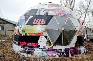 Меня больше всего конечно восхитил этот дом из говна и веток. Ну хотя бы на помойках говна поменьше стало. А вот картин не нашёл. Она наверное одна, та что в мамином доме висит.