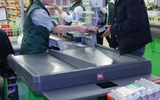 В нормальных торговиках на кассе есть разделитель специальный. Очень удобно, если перед тобой сраная "улитка". В наглую его товар сдвигаю и свой начинаю паковать!