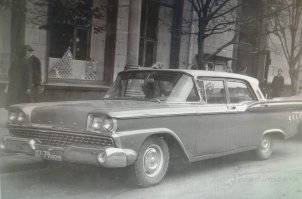 Попался!!! )))
Ребзя, это 1959 Ford Custom 300 
ниже фото именно этого автомобиля...