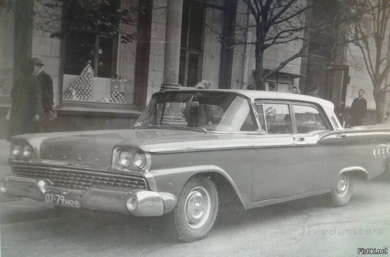 Попался!!! )))
Ребзя, это 1959 Ford Custom 300 
ниже фото именно этого автомобиля...