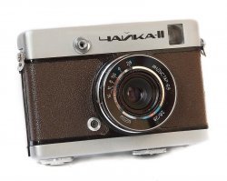 Помним-помним, у меня Чайка-II был, размер кадра у него был в двое меньше, что позволяло на обычной плёнке не привычных 36 кадров, а целых 72 уместить. Проявка плёнки и печать фото все выходные занимали. Всё это в ванной комнате делалось. Как же это "лампово" было) Запах реактивов до сих пор помню.