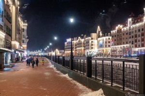 Забавно у него поменять название некоторых фотографий, и сразу видно кто он, муха или пчела... 

65. Снег чистят как в Канаде ) Только чтобы пройти.