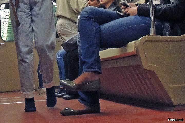 Мужчина кладет нога на ногу. Наступили на ногу в автобусе. Нога на ногу в метро. Человек сидит в метро. Мужчины нога на ногу в метро.