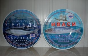 в 2000 иногда подрабатывал таксистом, подходит парень - денег нет, --- предлогает  -- едем на вокзал, к центральному рынку, (6км) по пути заедем  его дяде домой, есть до хрена рыбы, сдаем на рынке, бабки пополам.  Поверил- приезжаем к дяде - 2 эт. большая хата, в погребе видимо-невидимо в картонных ящиках - банки с иваси.  г. Мурманск. (с изображеним девушки на этикетке)  и с вышедшим сроком  на неделю. Грузим полный багажник и на зад. сиденье 2106. около 260 банок.  На рынке никто не взял. Ему нечем платить. Всю рыбу повез домой. Половину раздал хорошим соседям,  родственникам,    иваси оказались необыкновенно ооочень  вкусными и очень жирнинькими. Когда все банки были съедены,   поехал на рынок, купил другие банки с иваси - но попалась фигня - очень соленные и сухие.