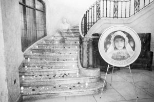 это та самая лестница и юбилейная монетка с призраком невесты