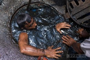 Жить захочешь - не так раскорячишься.
Но тут есть некоторая тонкость. Кастовая система и жёсткое социальное расслоение. Подобные работы - участь низших каст (парии, эта) или самых бедных. И еда такая тоже для них. Потому что жить захочешь.. а дальше и так понятно.