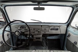 Отреставрированный до идеального состояния внедорожник Toyota Land Cruiser FJ45 1967 года.