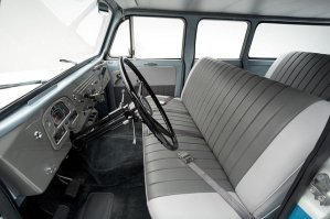 Отреставрированный до идеального состояния внедорожник Toyota Land Cruiser FJ45 1967 года.