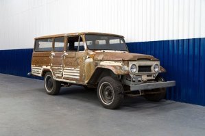 Отреставрированный до идеального состояния внедорожник Toyota Land Cruiser FJ45 1967 года.