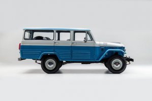 Отреставрированный до идеального состояния внедорожник Toyota Land Cruiser FJ45 1967 года.