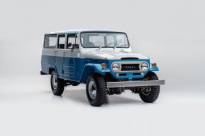 Отреставрированный до идеального состояния внедорожник Toyota Land Cruiser FJ45 1967 года.