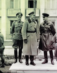 Кратенько в картинках отвечу... Доблестные парни или ублюдки ?  Чем красная власть отличалась от коричневой ? Это как глядя на один кусок дерьма говорить - вот тут дерьмо, а вот тут, с этого бока это вкусняшка прям полезная !