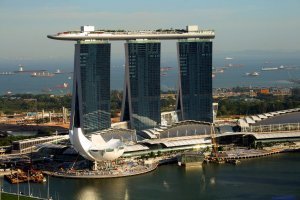 Marina bay sands Сингапур. Открылся 8 лет назад.