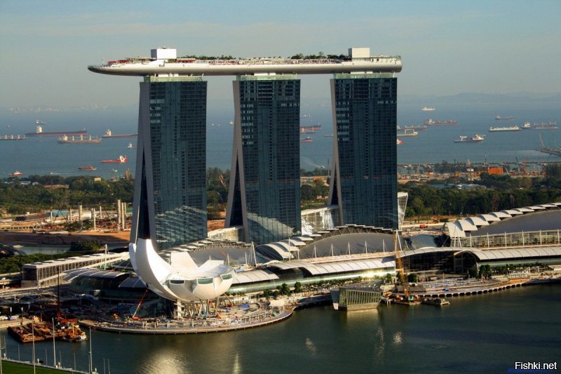 Marina bay sands Сингапур. Открылся 8 лет назад.