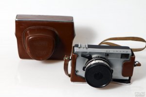 В детстве, в конце 70-х начинал со Смены-2 (он мне от сестры достался). К середине 80-х мне достался Зоркий-10. Целый полуавтомат (выдержку сам устанавливал)!