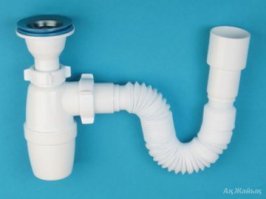 Гидрозатвор - это часть гофры, которая внизу, там всегда вода, которая не дает запаху проникать  на кухню.
А стакан - отстойник для крупной грязи, чтобы гофра подольше не забивалась или достать вещь, случайно оброненную в раковину, кольцо например.