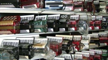 Такое ощущение, будто зашёл в магазин музыкальных инструментов