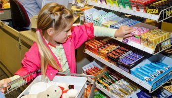 Очередь к кассам задумана изначально, - последняя попытка что то втюхать.