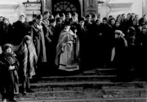 Время съемки: осень-зима 1941 года. Итальянские солдаты с прихожанами и священником на крыльце церкви: