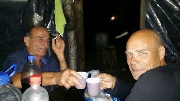 Заметил эту проделку автозамены, но сносить и переписывать всё заново не счёл нужным. 
Фото усачей из вышеупомянутой ухи:
Ну, непосредственно, то самое "засиделась":