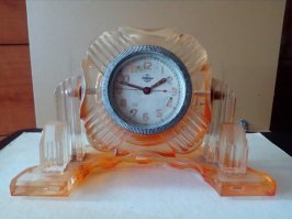 Вопрос знатокам - 
Есть вот такие настольные часы. Только чуть чуть другая подставка. Всю жизнь они в нашей семье.  
Вопрос - насколько радиоактивна светящаяся в темноте краска на стрелках???
И радиоактивны-ли они вообще?