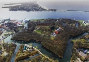 у нас в Балтийске есть такая, шведский форт Пиллау

В XVII веке, в результате прусско-шведской войны, поселение было оккупировано шведской армией. 6 июля 1626 года король Швеции Густав II Адольф высадился у Пиллау с моря и вошёл в город. Город был захвачен за три часа.

Шведы заложили одну из главных достопримечательностей города   звездообразную пятиугольную крепость (цитадель, форт), сохранившуюся до наших дней. Не стоит путать Шведы не строили крепостей они строили форты.
