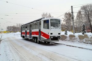 Новосибирск. Кузов отремонтированного КТМ-8, на дорожных тележках, после покраски в малярной камере троллейбусного депо. И он же после сборки, на маршруте.