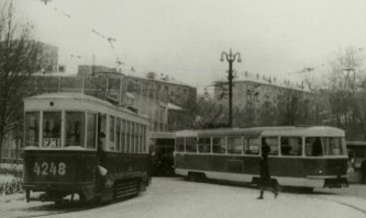 ТС, на третьем снимке, справа двухдверая Tatra T3SU, а слева прицеп марки "М" (Московский) использовавшийся как с моторными вагонами марки "Х" (Харьковский), так и с вагонами марки "Ф" (Фонарный) и "БФ" (Бесфонарный). Какой моторный вагон использован на снимке, не видно, но можно предположить, что это моторный вагон "Х", т.к. вагоны серий "Ф" и "БФ" после войны, из Москвы в основном были переданы в регионы или списаны и к приходу вагонов Tatra T3SU, в столице эксплуатировались трамвайные вагоны серий "Х"(моторный) и "М"(прицепной), Tatra T2SU, МТВ-82. Именно прицепной вагон модели "М"(Московский) имеется ввиду в стихотворении Сергея Михалкова "Дело было вечером..."    "Всех важней,- сказала Ната,- Мама   вагоновожатый, Потому что до Зацепы Водит мама два прицепа." На пятом снимке, как раз запечатлены (слева и в далеке) два вагона "Х" с двумя парами прицепов "М", а так же по центру и справа, вагоны серии "БФ" в сцепе с одним прицепом "М"