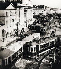 ТС, на третьем снимке, справа двухдверая Tatra T3SU, а слева прицеп марки "М" (Московский) использовавшийся как с моторными вагонами марки "Х" (Харьковский), так и с вагонами марки "Ф" (Фонарный) и "БФ" (Бесфонарный). Какой моторный вагон использован на снимке, не видно, но можно предположить, что это моторный вагон "Х", т.к. вагоны серий "Ф" и "БФ" после войны, из Москвы в основном были переданы в регионы или списаны и к приходу вагонов Tatra T3SU, в столице эксплуатировались трамвайные вагоны серий "Х"(моторный) и "М"(прицепной), Tatra T2SU, МТВ-82. Именно прицепной вагон модели "М"(Московский) имеется ввиду в стихотворении Сергея Михалкова "Дело было вечером..."    "Всех важней,- сказала Ната,- Мама   вагоновожатый, Потому что до Зацепы Водит мама два прицепа." На пятом снимке, как раз запечатлены (слева и в далеке) два вагона "Х" с двумя парами прицепов "М", а так же по центру и справа, вагоны серии "БФ" в сцепе с одним прицепом "М"