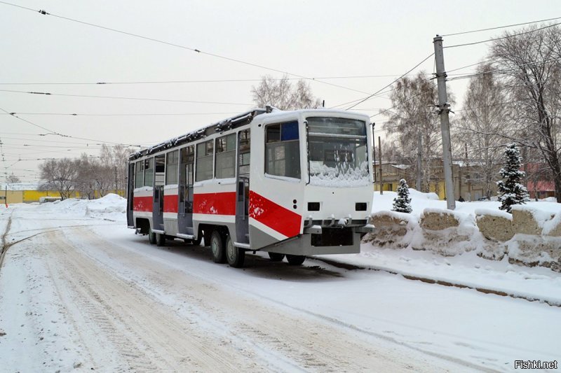 Новосибирск. Кузов отремонтированного КТМ-8, на дорожных тележках, после покраски в малярной камере троллейбусного депо. И он же после сборки, на маршруте.