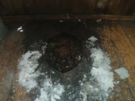 Однушку продали,  трешку купили.  Свою уже освободили,  а новую еще не месяц ждать,  пока освободят...  Переехали рока к тестю...  Про что это я?...  А!  Прекрасное зимнее утро,  посрал.  Вот уличный туалет.