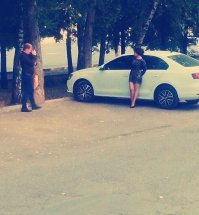 напротив чужой иномарки нет - а вот мимо "чайки" я пройти не смог)))