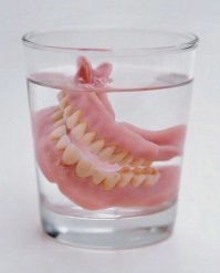 Такие зубы по ночам в стакане хранят