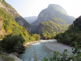 за неделю уже третий пост про то как в Абхазии плохо. Случайность - не думаю. 
Отдыхали в этом году в Цитрусовом. Хочу вас заверить никаких ужасов там нет. Комфорта особого тоже не ждите, но его и в Крыму практически нет. Зато есть уникальная природа, горы, чистейшее море,  обилие фруктов, вино и малолюдные красивейшие пляжи. Нет хорошего пива, мало свежей рыбы и дорогая молочка. Цены разные: что то намного дешевле чем в России (парфюмерия, оптика, спиртное, бензин :) ), что то дороже (фрукты, колбасы). Мы снимали 4х комнатную квартиру 500 метров от моря в середине августа за 1200 в сутки. Никаких проблем с электричеством, водой, интернетом или местными. Машину бросал у подъезда, у моря, в горах у дороги на пол дня и ничего, даже наоборот: после серпантина в большом Сочи пришлось менять задние колодки, соседи-местные абсолютно бесплатно и с охотой помогли. Все вежливые, здоровались, общались. В кафешке напротив абсолютно бесплатно дали попользоваться вайфаем пока не настроили хозяйский инет(приехали поздно,практически ночью). На рынке делали скидки, везде наливали дегустировать вино, чачу и коньяк - очень понравилось полусладкое домашнее вино из сорта Кокур на рынке в Пицунде и кизиловое домашнее вино на рынке в Гаграх. 
Море прозрачное, чище чем в Сочи. Рыб много, но местные почему то очень мало занимаются ловлей и с точки зрения понырять в Крыму интереснее. Пеший туризм не развит, ходили пешочком на Гегский водопад - местные в начале ржали, но на обратной дороге смотрели с уважением. 
Зы. по мне там лучше чем на нашем побережье от Джугбы до Адлера, но каждому свое...