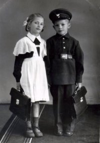 В первый класс в 1959 г. пошел именно в такой форме, только с ранцем.
Потом девочки форму соблюдали, а мальчики - кто во что горазд.
На снимке хорошисты нашего класса.  Я в верхнем ряду лысый ( как и сейчас)