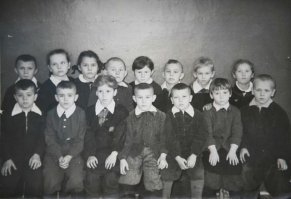 В первый класс в 1959 г. пошел именно в такой форме, только с ранцем.
Потом девочки форму соблюдали, а мальчики - кто во что горазд.
На снимке хорошисты нашего класса.  Я в верхнем ряду лысый ( как и сейчас)