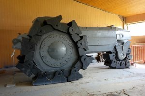 Вообще-то этот драндулет - плод сумрачного тевтонского гения в момент релакса - предназначался для наблюдения и разведки на переднем крае, для авианаводчиков и тому подобное. Но экземпляр не показал себя, поэтому - забыли. У немцев полно странных машин, один минный трал чего стоит: