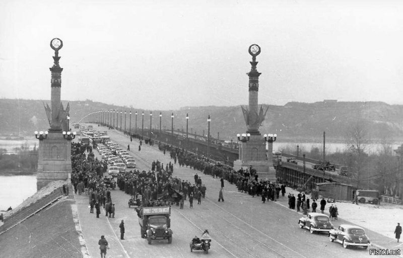 Не поленился, нашел. Фотография с открытия моста Патона через Днепр в Киеве. 1953 год