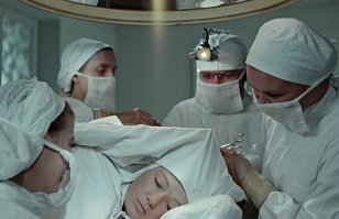 - Больная открыла глаза! Как чувствуете себя, больная?
- Хорошо...