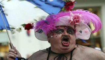 Выглядят смешно, но гомосеков я здесь не вижу. Но раз вы выложили это фото здесь, значит мерещится вам. Может вы и на этих фото видите только нормальных людей?