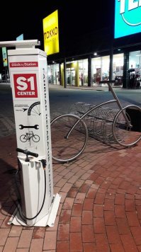 Прямо у магазинов есть возможность провести  бесплатно  мелкий ремонт велосипеда . Германия.