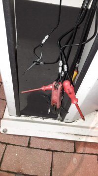 Прямо у магазинов есть возможность провести  бесплатно  мелкий ремонт велосипеда . Германия.