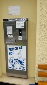 Автомат по продаже свежего, охлаждённого  молока на ферме. Работает 24 часа в сутки..