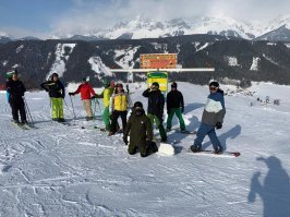 Сам со столицы Баварии. В Мюнхене в этом году снега - воробью по колено. 
Пару недель назад навалило см. 10. на сл. день все растаяло. 
Как раз сейчас с друзьями в альпах, в Австрии. Снега море. Сказка! Многие лыжные курорты закрыты из-за опасности лавин. 
Автор поста дебил, я даже не реагирую.
Вчера весь день светило солнце, сегодня весь день идет снег.  Снегоуборочные машины работали сегодня по полной, все расчистили. Часть нашей команды отправилась сегодня домой в Германию. В Австии всю дорогу шел сильный снег, 250 км. преодолели за три часа.