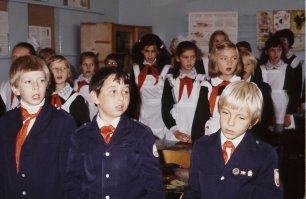 Даже на этом фото видно что девочкам никто не запрещает ходить с распущенными волосами