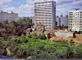 Сергиевская церковь, после реставрации стала Троицкая.
Фото 1935 года. Там была деревня Деревлево. Даже адрес до 1970 года у этого микрорайона на месте деревни был Москва, Коньково-Деревлево, 2 микрорайон.
Вторая фотка - 1 февраля 1985
Третья фотка - 1987 год
Четвёртая - 1969 год