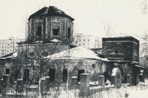 Сергиевская церковь, после реставрации стала Троицкая.
Фото 1935 года. Там была деревня Деревлево. Даже адрес до 1970 года у этого микрорайона на месте деревни был Москва, Коньково-Деревлево, 2 микрорайон.
Вторая фотка - 1 февраля 1985
Третья фотка - 1987 год
Четвёртая - 1969 год