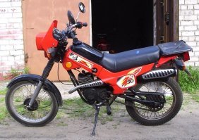 На фото ЗиД-50 “Пилот” уже годов так 00-2005, с китайским двигателем.
Ранее Пилот выглядел иначе. 

Источник:  © Fishki.net